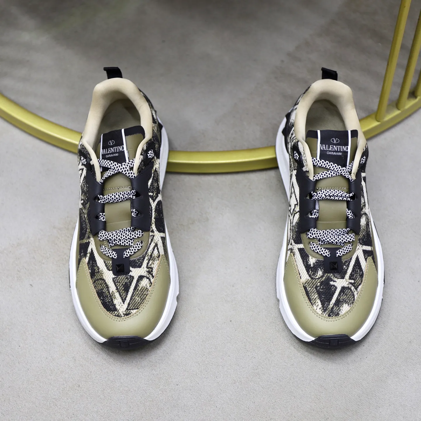 Ex-factory price: 520💰VALENTINO/Valentino Men's latest low-cut thick-soled sports shoes are shipped. Made with heavy industry, men's fine casual sports shoes, versatile style. Original leather, rubber lines embellished with geometric segmented uppers, hand-sewn with fine craftsmanship, novel and fashionable style, rubber soles with rivet details on the front and back, VALENTINO GARAVANI LOGO printed on the side, and Valentino Garavani decorative inlay on the tongue. Logo, comfortable, breathable and durable on the feet! Comes with full original packaging! Code number: 38-39-40-41-42-43-44 (45 can be customized)